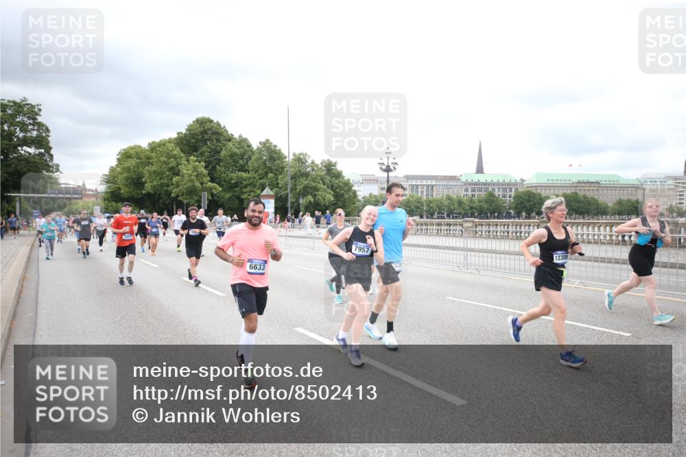 29.06.2025 - hella hamburg halbmarathon Jannik Wohlers http://msf.ph/oto/8502413 29.06.2025 10:58:31 Lombardsbrücke 1380, 2057, 2621, 2649, 2929, 3231, 3373, 3565, 3966, 4042, 4043, 4294, 4312, 4577, 4648, 5016, 5211, 5400, 6167, 6301, 6330, 6341, 6588, 6633, 6638, 6702, 7443, 7957, 8489, 8545, 8547, 8631, 8752, 9221, 10105, 10995, 11140, 11292, 11918, 12389, 12474, 12759, 12970, 13089, 13095, 13260, 13274, 13527, 13571, 15065, 15624, 15918, 17554, 17572, 17601, 17651, 17659, 17702, 18051, 18601, 19150 meine-sportfotos.de