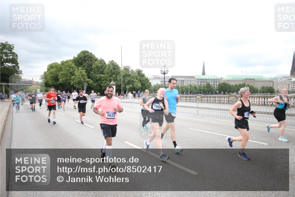 29.06.2025 - hella hamburg halbmarathon Jannik Wohlers http://msf.ph/oto/8502417 29.06.2025 10:58:31 Lombardsbrücke 1380, 2057, 2621, 2649, 2929, 3231, 3373, 3565, 3966, 4042, 4043, 4294, 4312, 4577, 4648, 5016, 5211, 5400, 6167, 6301, 6330, 6341, 6588, 6633, 6638, 6702, 7443, 7957, 8489, 8545, 8547, 8631, 8752, 9221, 10105, 10995, 11140, 11292, 11918, 12389, 12474, 12759, 12970, 13089, 13095, 13260, 13274, 13527, 13571, 15065, 15624, 15918, 17554, 17572, 17601, 17651, 17659, 17702, 18051, 18601, 19150 meine-sportfotos.de