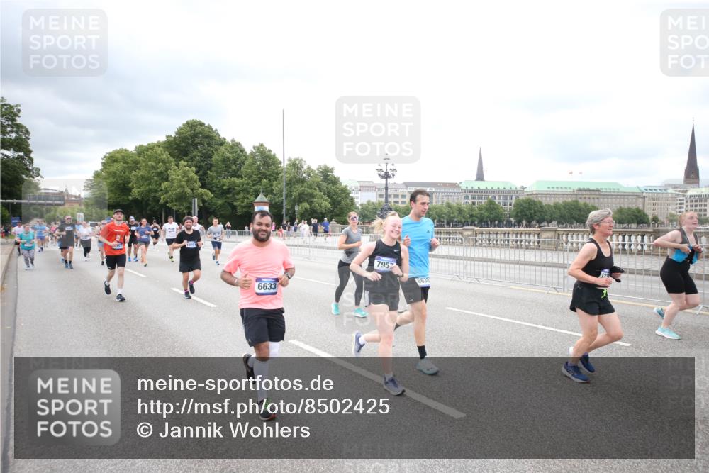 29.06.2025 - hella hamburg halbmarathon Jannik Wohlers http://msf.ph/oto/8502425 29.06.2025 10:58:32 Lombardsbrücke 1380, 2057, 2621, 2929, 3231, 3373, 3565, 3966, 4042, 4043, 4312, 4577, 4648, 5016, 5211, 5400, 6167, 6301, 6330, 6341, 6588, 6633, 6638, 6702, 7443, 7957, 8489, 8544, 8545, 8547, 8631, 8752, 9221, 10105, 10995, 11140, 11292, 11834, 11918, 12389, 12474, 12759, 12970, 13089, 13095, 13260, 13274, 13527, 13571, 15065, 15624, 17554, 17572, 17601, 17651, 17659, 17702, 18051, 18601, 19150 meine-sportfotos.de