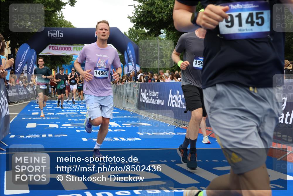 29.06.2025 - hella hamburg halbmarathon Strokosch-Dieckow http://msf.ph/oto/8502436 29.06.2025 10:52:29 Ziel 2670, 3715, 3952, 6561, 6562, 7178, 7232, 8371, 8661, 9145, 9739, 9876, 11689, 11791, 12450, 13015, 13051, 13211, 13301, 14561, 15001, 15144, 15980, 17997, 18982 meine-sportfotos.de