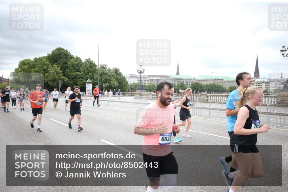 29.06.2025 - hella hamburg halbmarathon Jannik Wohlers http://msf.ph/oto/8502443 29.06.2025 10:58:32 Lombardsbrücke 1380, 2057, 2621, 2929, 3231, 3373, 3565, 3966, 4042, 4043, 4312, 4577, 4648, 5016, 5211, 5400, 6167, 6301, 6330, 6341, 6588, 6633, 6638, 6702, 7443, 7957, 8489, 8544, 8545, 8547, 8631, 8752, 9221, 10105, 10995, 11140, 11292, 11834, 11918, 12389, 12474, 12759, 12970, 13089, 13095, 13260, 13274, 13527, 13571, 15065, 15624, 17554, 17572, 17601, 17651, 17659, 17702, 18051, 18601, 19150 meine-sportfotos.de