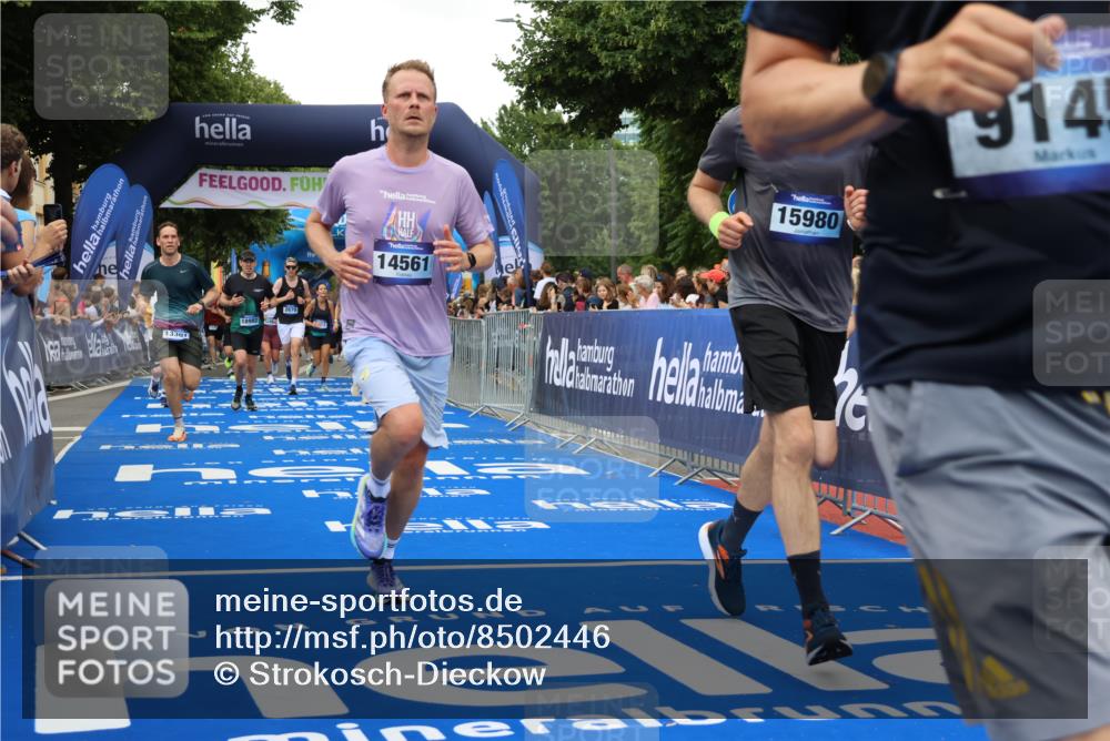 29.06.2025 - hella hamburg halbmarathon Strokosch-Dieckow http://msf.ph/oto/8502446 29.06.2025 10:52:29 Ziel 2670, 3715, 3952, 6561, 6562, 7178, 7232, 8371, 8661, 9145, 9739, 9876, 11689, 11791, 12450, 13015, 13051, 13211, 13301, 14561, 15001, 15144, 15980, 17997, 18982 meine-sportfotos.de