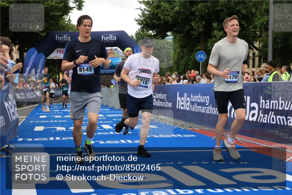 29.06.2025 - hella hamburg halbmarathon Strokosch-Dieckow http://msf.ph/oto/8502465 29.06.2025 10:52:28 Ziel 3715, 6561, 6562, 7178, 7232, 8371, 8661, 9145, 9739, 9876, 11791, 13015, 13211, 13301, 14561, 15001, 15144, 15980, 17997, 18982 meine-sportfotos.de
