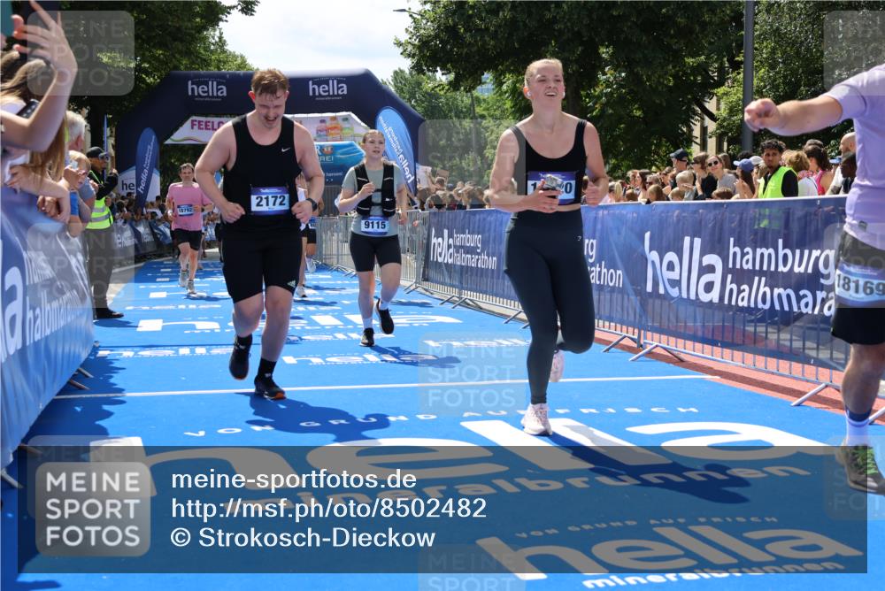 29.06.2025 - hella hamburg halbmarathon Strokosch-Dieckow http://msf.ph/oto/8502482 29.06.2025 11:35:39 Ziel 1352, 1883, 2172, 4413, 4650, 5789, 6218, 7849, 8530, 8881, 9115, 9117, 9438, 9765, 13165, 13240, 13414, 13492, 14114, 15119, 15120, 15972, 16937, 18169, 18479, 18792 meine-sportfotos.de