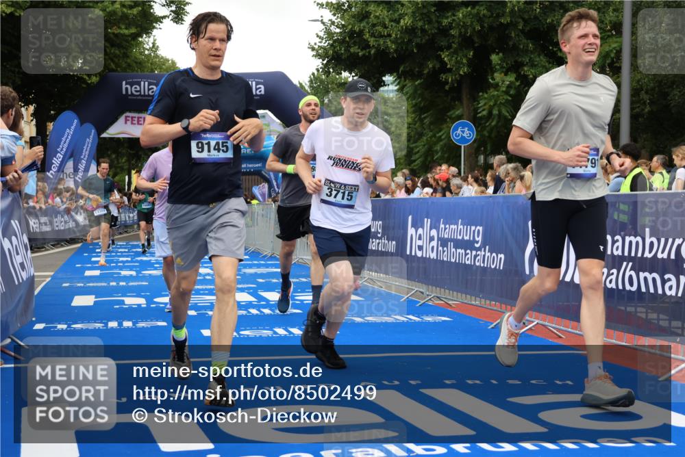 29.06.2025 - hella hamburg halbmarathon Strokosch-Dieckow http://msf.ph/oto/8502499 29.06.2025 10:52:28 Ziel 3715, 6561, 6562, 7178, 7232, 8371, 8661, 9145, 9739, 9876, 11791, 13015, 13211, 13301, 14561, 15001, 15144, 15980, 17997, 18982 meine-sportfotos.de