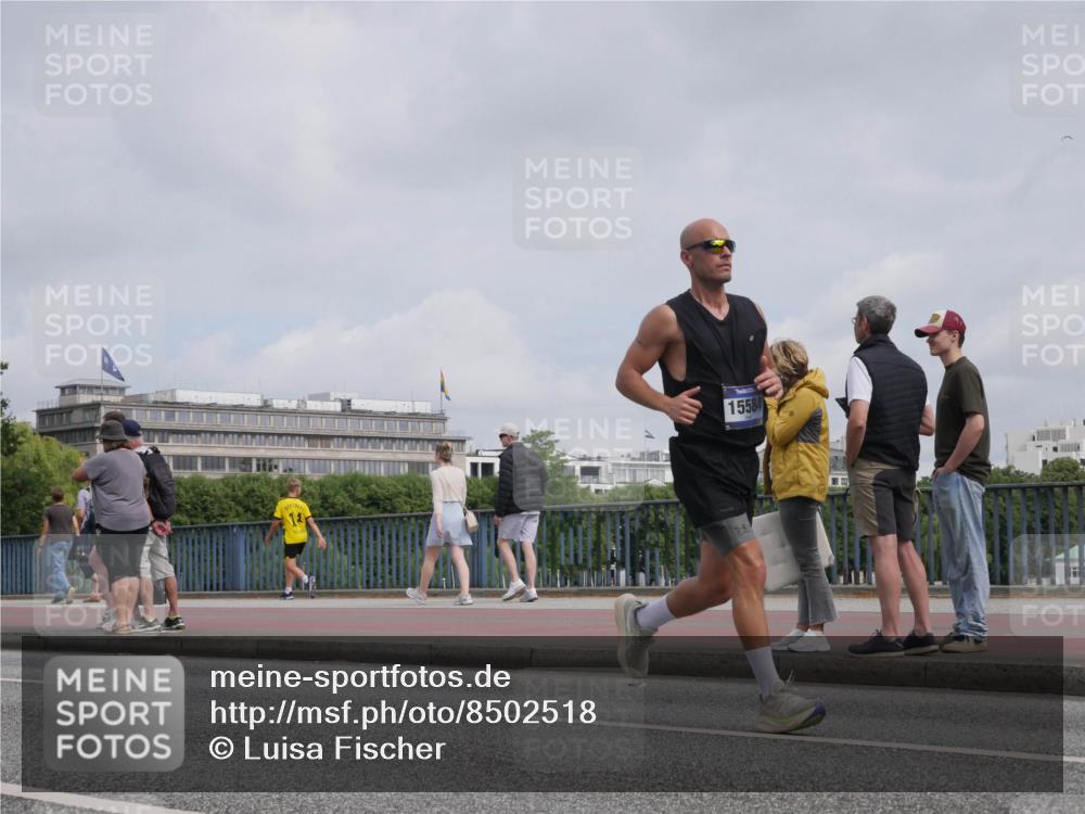 29.06.2025 - hella hamburg halbmarathon Luisa Fischer http://msf.ph/oto/8502518 29.06.2025 10:11:13 Kennedybrücke 15584, 4228, 4864, 5347, 6100, 9071 meine-sportfotos.de