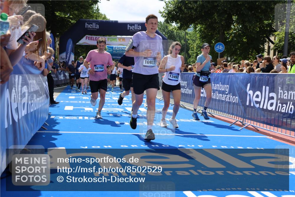 29.06.2025 - hella hamburg halbmarathon Strokosch-Dieckow http://msf.ph/oto/8502529 29.06.2025 11:35:41 Ziel 1189, 1352, 1883, 2172, 4413, 4650, 5789, 6218, 7849, 8530, 8881, 9115, 9117, 9438, 9765, 10071, 13165, 13414, 13492, 14114, 15120, 15972, 16885, 16937, 17798, 18169, 18792 meine-sportfotos.de