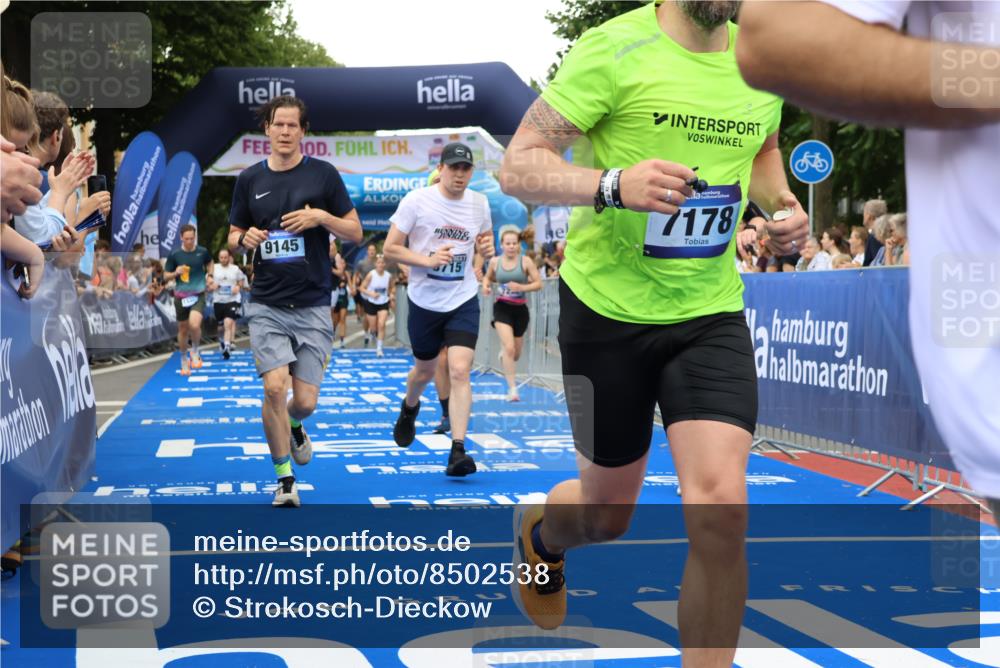 29.06.2025 - hella hamburg halbmarathon Strokosch-Dieckow http://msf.ph/oto/8502538 29.06.2025 10:52:27 Ziel 3715, 4140, 6561, 6562, 7178, 7232, 8371, 8661, 9145, 9739, 9876, 11791, 13015, 13211, 13301, 14561, 15001, 15144, 15980, 17997, 18982 meine-sportfotos.de