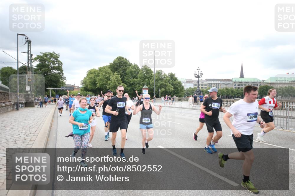 29.06.2025 - hella hamburg halbmarathon Jannik Wohlers http://msf.ph/oto/8502552 29.06.2025 10:58:38 Lombardsbrücke 1751, 2057, 2621, 3231, 3373, 3966, 4312, 4577, 4648, 5016, 5211, 5400, 6167, 6301, 6599, 6638, 6969, 7910, 7957, 8489, 8544, 8545, 8547, 8631, 8932, 10105, 10548, 10814, 10995, 11292, 11768, 11786, 11834, 11918, 12389, 12474, 12636, 12637, 12759, 13089, 13095, 13260, 13527, 13571, 15065, 15099, 15624, 17702, 18051, 18549, 18558, 18601, 19150, 19174 meine-sportfotos.de