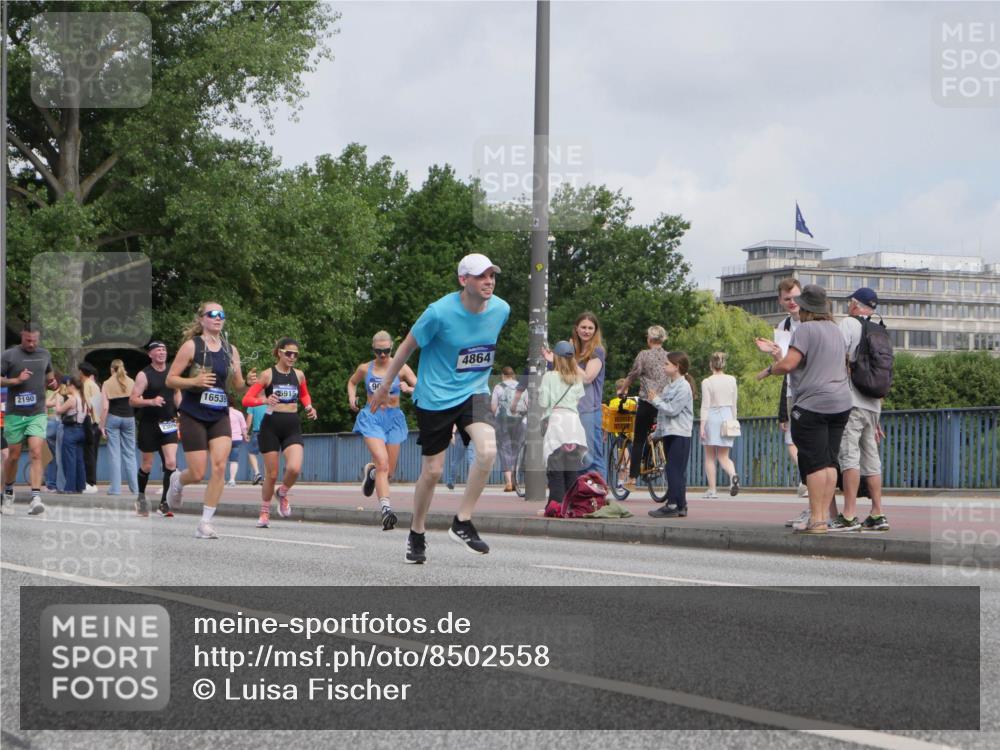 29.06.2025 - hella hamburg halbmarathon Luisa Fischer http://msf.ph/oto/8502558 29.06.2025 10:11:20 Kennedybrücke 2190, 16539, 6915, 4864, 1527, 2190, 2309, 4864, 5347, 9071 meine-sportfotos.de