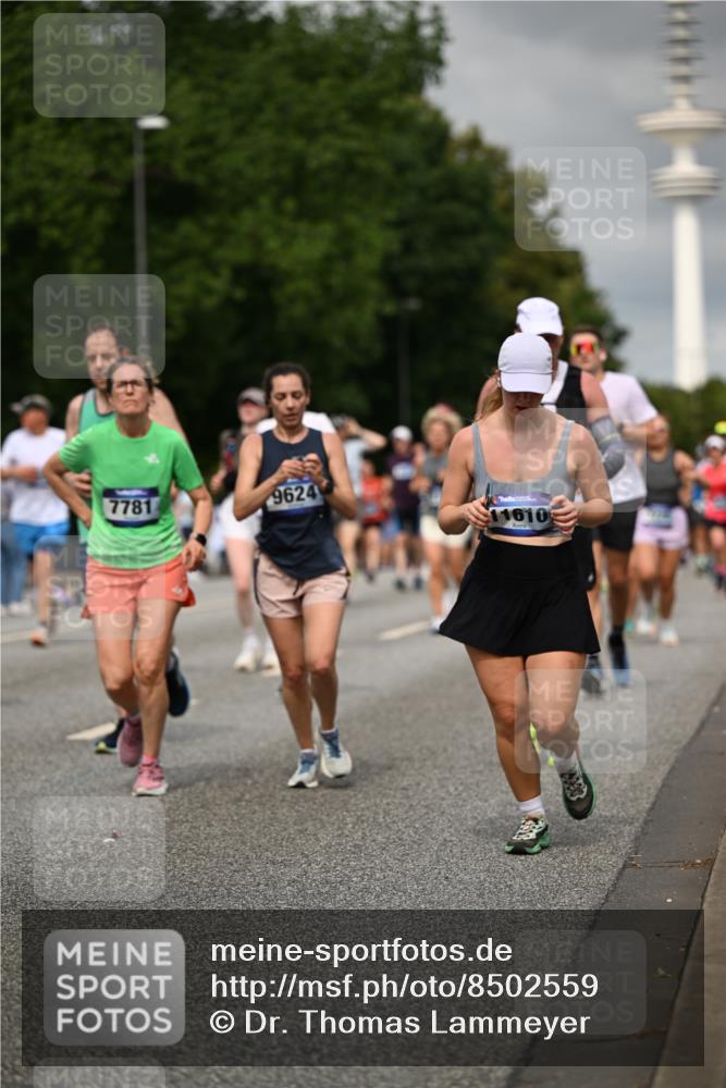 29.06.2025 - hella hamburg halbmarathon Dr. Thomas Lammeyer http://msf.ph/oto/8502559 29.06.2025 10:25:40 Kennedybrücke 1028, 1401, 2271, 2315, 2353, 2635, 2956, 3122, 3770, 3817, 4697, 4786, 5061, 5122, 5373, 5395, 5493, 5957, 6086, 7075, 7228, 7522, 7553, 7781, 8095, 8286, 9108, 9369, 9499, 9532, 9624, 10050, 10125, 10374, 10874, 11117 meine-sportfotos.de