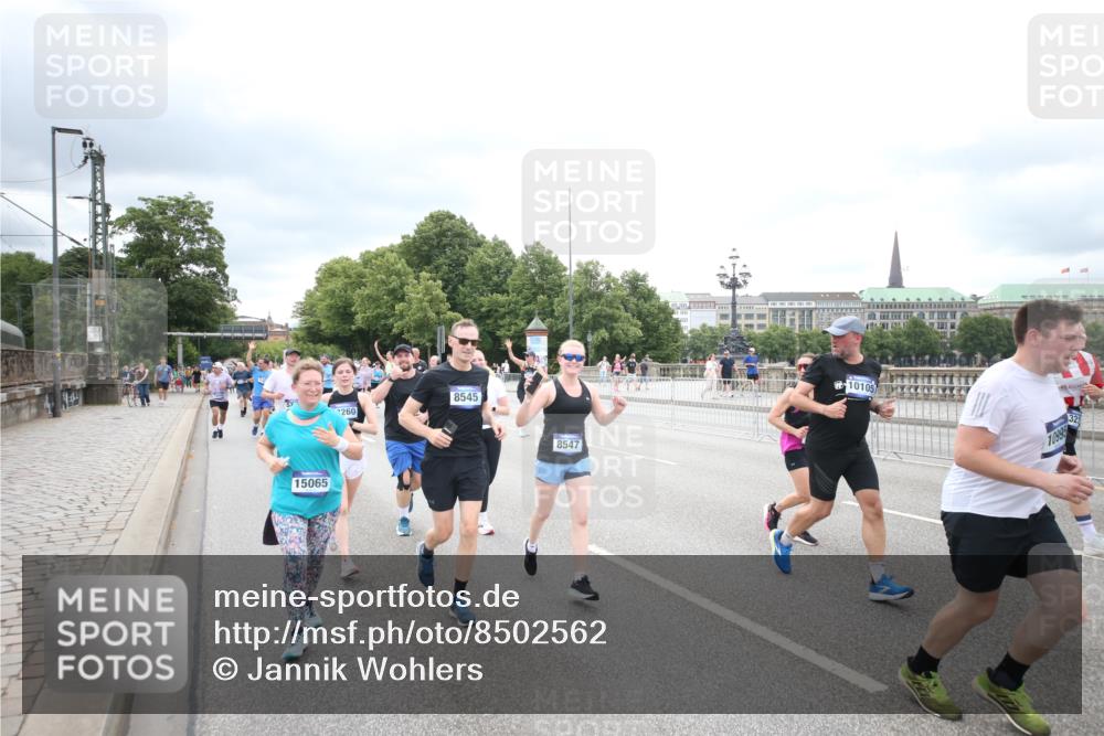 29.06.2025 - hella hamburg halbmarathon Jannik Wohlers http://msf.ph/oto/8502562 29.06.2025 10:58:38 Lombardsbrücke 1751, 2057, 2621, 3231, 3373, 3966, 4312, 4577, 4648, 5016, 5211, 5400, 6167, 6301, 6599, 6638, 6969, 7910, 7957, 8489, 8544, 8545, 8547, 8631, 8932, 10105, 10548, 10814, 10995, 11292, 11768, 11786, 11834, 11918, 12389, 12474, 12636, 12637, 12759, 13089, 13095, 13260, 13527, 13571, 15065, 15099, 15624, 17702, 18051, 18549, 18558, 18601, 19150, 19174 meine-sportfotos.de