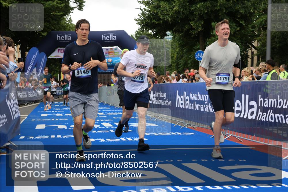 29.06.2025 - hella hamburg halbmarathon Strokosch-Dieckow http://msf.ph/oto/8502567 29.06.2025 10:52:28 Ziel 3715, 6561, 6562, 7178, 7232, 8371, 8661, 9145, 9739, 9876, 11791, 13015, 13211, 13301, 14561, 15001, 15144, 15980, 17997, 18982 meine-sportfotos.de