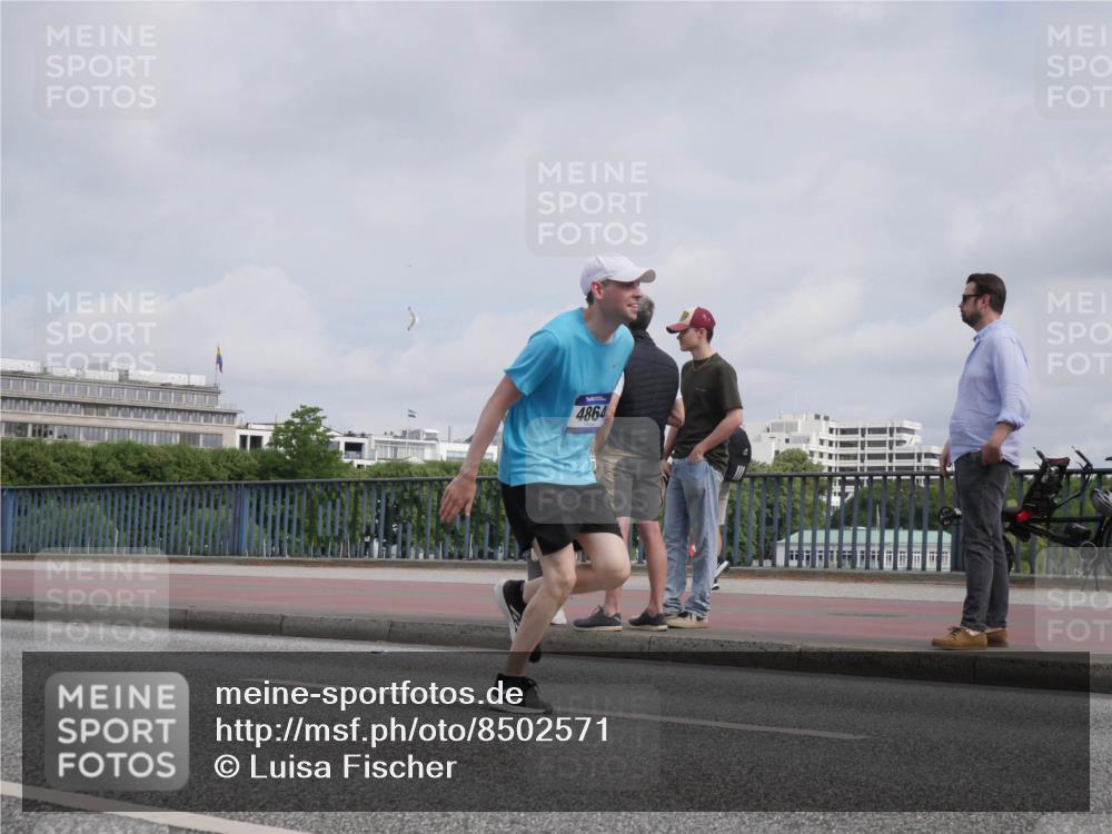 29.06.2025 - hella hamburg halbmarathon Luisa Fischer http://msf.ph/oto/8502571 29.06.2025 10:11:22 Kennedybrücke 4864, 1527, 2190, 2309, 4864, 9071 meine-sportfotos.de