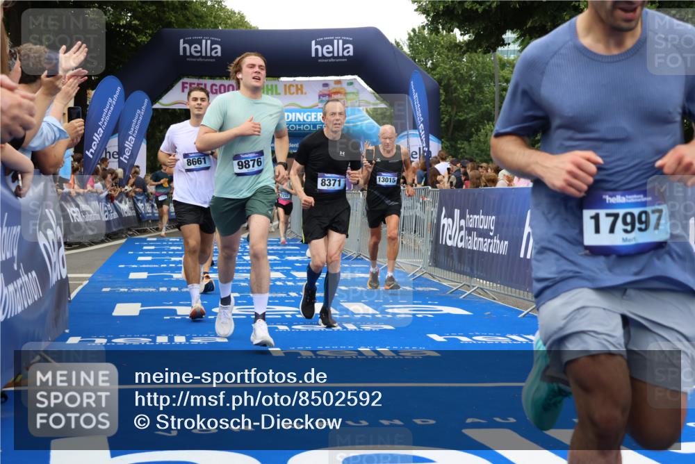 29.06.2025 - hella hamburg halbmarathon Strokosch-Dieckow http://msf.ph/oto/8502592 29.06.2025 10:52:24 Ziel 3715, 4140, 4587, 6164, 7178, 7232, 7896, 8371, 8661, 9145, 9876, 11791, 13015, 13211, 13707, 14561, 15144, 15446, 15980, 17773, 17997 meine-sportfotos.de