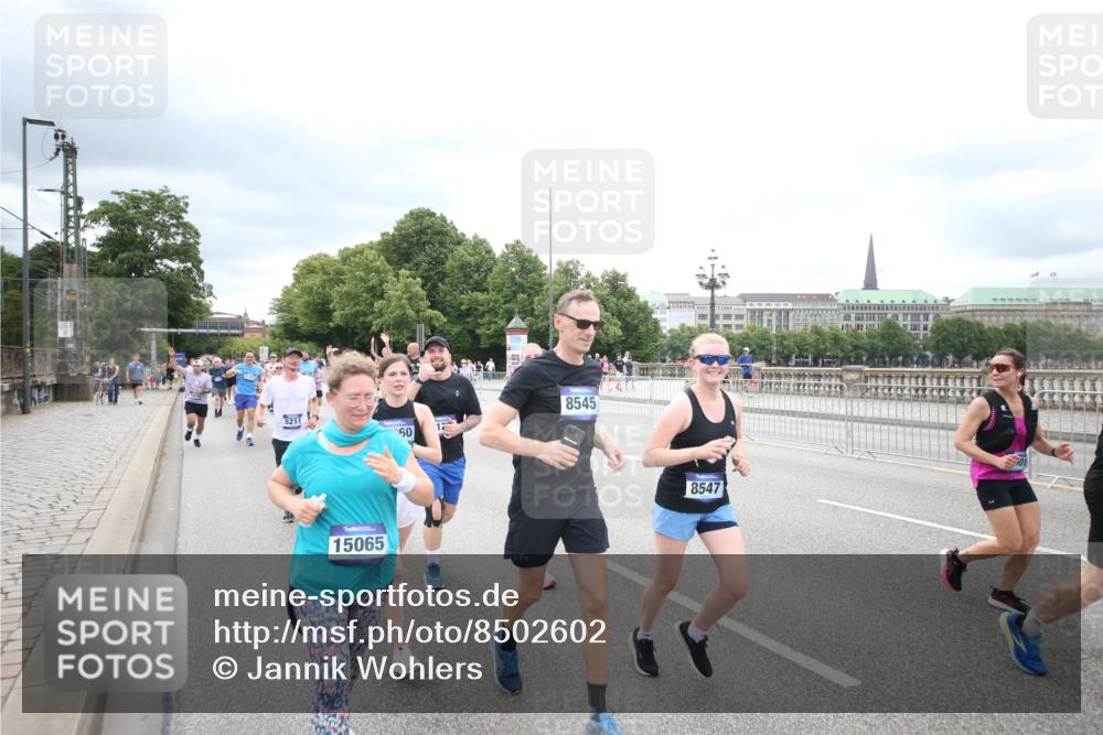 29.06.2025 - hella hamburg halbmarathon Jannik Wohlers http://msf.ph/oto/8502602 29.06.2025 10:58:39 Lombardsbrücke 1751, 1839, 2057, 2621, 3231, 3373, 3966, 4312, 4577, 4648, 5016, 5211, 5400, 6167, 6301, 6599, 6638, 6969, 7288, 7910, 7957, 8489, 8544, 8545, 8547, 8631, 8932, 10105, 10548, 10814, 10995, 11292, 11768, 11786, 11834, 11918, 12389, 12636, 12637, 12759, 13089, 13095, 13260, 13571, 15065, 15068, 15099, 15624, 17702, 18051, 18549, 18558, 18601, 19150, 19174 meine-sportfotos.de
