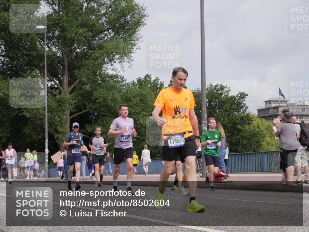 29.06.2025 - hella hamburg halbmarathon Luisa Fischer http://msf.ph/oto/8502604 29.06.2025 10:11:31 Kennedybrücke 5100, 9966, 11657, 14, 17885, 16809, 1527, 2190, 5100, 6918, 9616, 9966 meine-sportfotos.de