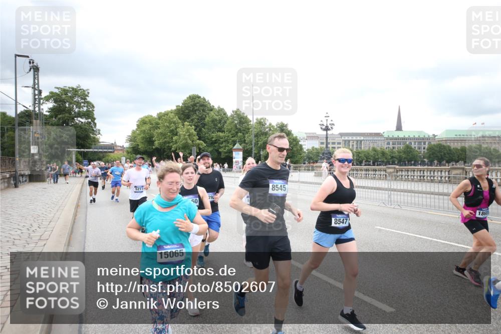 29.06.2025 - hella hamburg halbmarathon Jannik Wohlers http://msf.ph/oto/8502607 29.06.2025 10:58:39 Lombardsbrücke 1751, 1839, 2057, 2621, 3231, 3373, 3966, 4312, 4577, 4648, 5016, 5211, 5400, 6167, 6301, 6599, 6638, 6969, 7288, 7910, 7957, 8489, 8544, 8545, 8547, 8631, 8932, 10105, 10548, 10814, 10995, 11292, 11768, 11786, 11834, 11918, 12389, 12636, 12637, 12759, 13089, 13095, 13260, 13571, 15065, 15068, 15099, 15624, 17702, 18051, 18549, 18558, 18601, 19150, 19174 meine-sportfotos.de