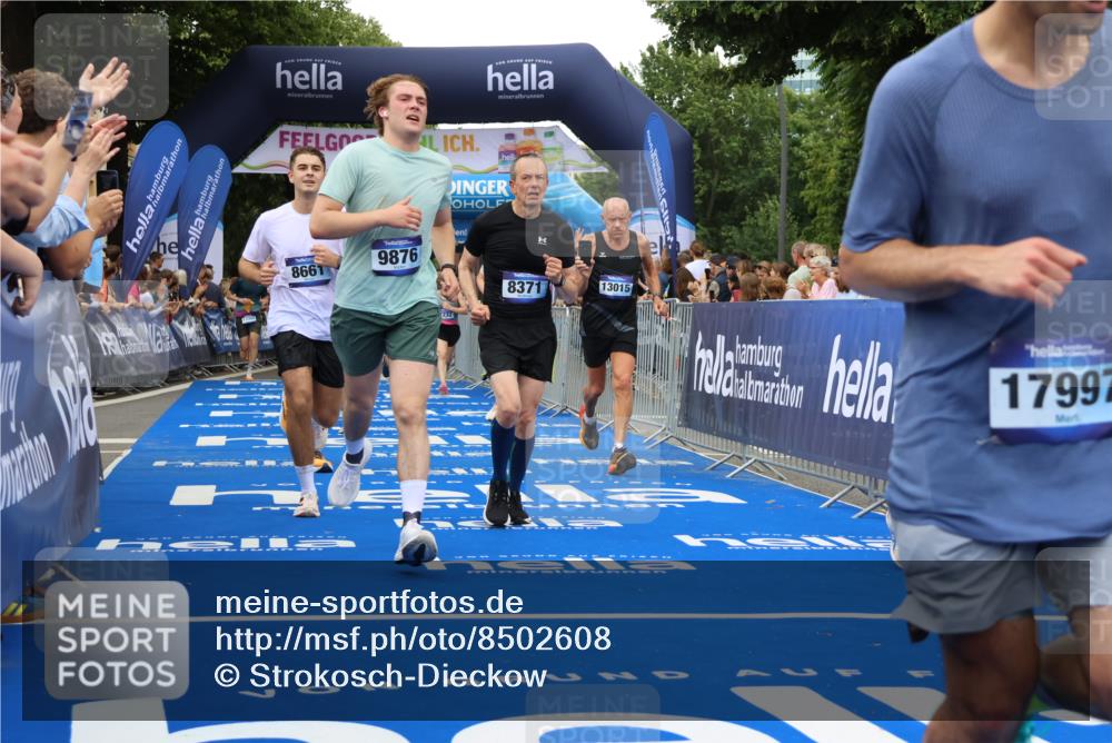 29.06.2025 - hella hamburg halbmarathon Strokosch-Dieckow http://msf.ph/oto/8502608 29.06.2025 10:52:24 Ziel 3715, 4140, 4587, 6164, 7178, 7232, 7896, 8371, 8661, 9145, 9876, 11791, 13015, 13211, 13707, 14561, 15144, 15446, 15980, 17773, 17997 meine-sportfotos.de