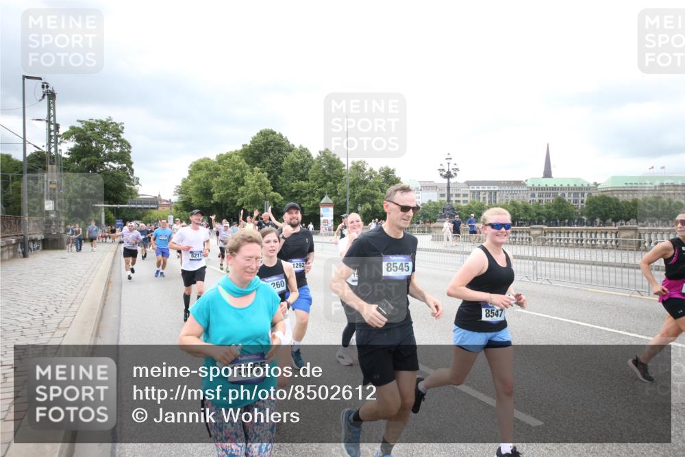29.06.2025 - hella hamburg halbmarathon Jannik Wohlers http://msf.ph/oto/8502612 29.06.2025 10:58:39 Lombardsbrücke 1751, 1839, 2057, 2621, 3231, 3373, 3966, 4312, 4577, 4648, 5016, 5211, 5400, 6167, 6301, 6599, 6638, 6969, 7288, 7910, 7957, 8489, 8544, 8545, 8547, 8631, 8932, 10105, 10548, 10814, 10995, 11292, 11768, 11786, 11834, 11918, 12389, 12636, 12637, 12759, 13089, 13095, 13260, 13571, 15065, 15068, 15099, 15624, 17702, 18051, 18549, 18558, 18601, 19150, 19174 meine-sportfotos.de