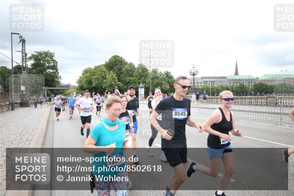29.06.2025 - hella hamburg halbmarathon Jannik Wohlers http://msf.ph/oto/8502618 29.06.2025 10:58:39 Lombardsbrücke 1751, 1839, 2057, 2621, 3231, 3373, 3966, 4312, 4577, 4648, 5016, 5211, 5400, 6167, 6301, 6599, 6638, 6969, 7288, 7910, 7957, 8489, 8544, 8545, 8547, 8631, 8932, 10105, 10548, 10814, 10995, 11292, 11768, 11786, 11834, 11918, 12389, 12636, 12637, 12759, 13089, 13095, 13260, 13571, 15065, 15068, 15099, 15624, 17702, 18051, 18549, 18558, 18601, 19150, 19174 meine-sportfotos.de