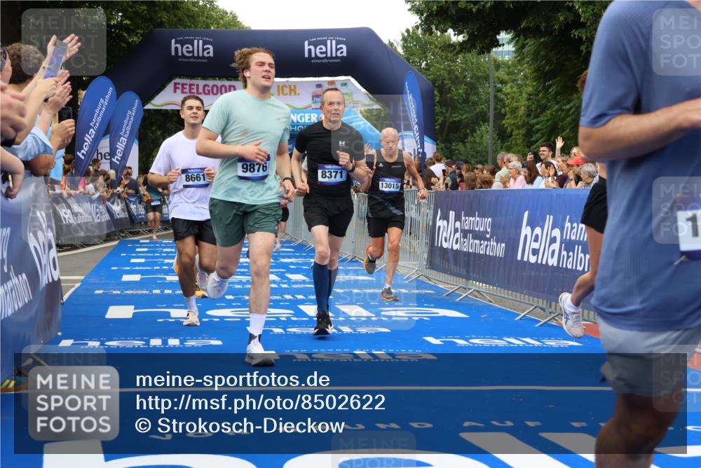 29.06.2025 - hella hamburg halbmarathon Strokosch-Dieckow http://msf.ph/oto/8502622 29.06.2025 10:52:24 Ziel 3715, 4140, 4587, 6164, 7178, 7232, 7896, 8371, 8661, 9145, 9876, 11791, 13015, 13211, 13707, 14561, 15144, 15446, 15980, 17773, 17997 meine-sportfotos.de