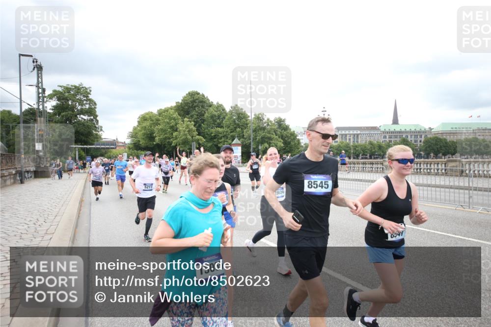 29.06.2025 - hella hamburg halbmarathon Jannik Wohlers http://msf.ph/oto/8502623 29.06.2025 10:58:39 Lombardsbrücke 1751, 1839, 2057, 2621, 3231, 3373, 3966, 4312, 4577, 4648, 5016, 5211, 5400, 6167, 6301, 6599, 6638, 6969, 7288, 7910, 7957, 8489, 8544, 8545, 8547, 8631, 8932, 10105, 10548, 10814, 10995, 11292, 11768, 11786, 11834, 11918, 12389, 12636, 12637, 12759, 13089, 13095, 13260, 13571, 15065, 15068, 15099, 15624, 17702, 18051, 18549, 18558, 18601, 19150, 19174 meine-sportfotos.de