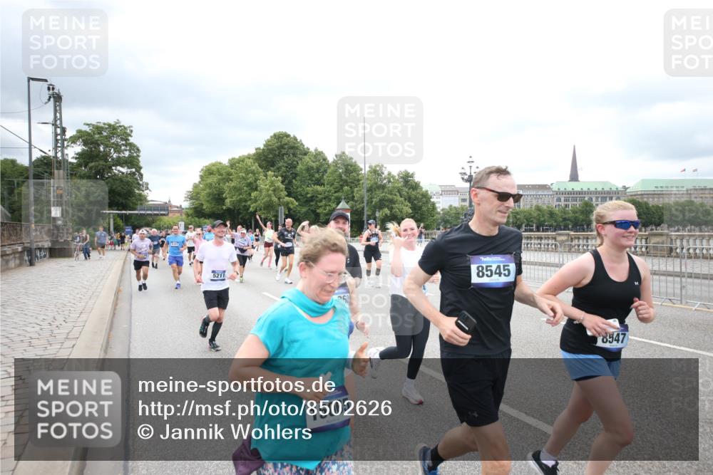 29.06.2025 - hella hamburg halbmarathon Jannik Wohlers http://msf.ph/oto/8502626 29.06.2025 10:58:39 Lombardsbrücke 1751, 1839, 2057, 2621, 3231, 3373, 3966, 4312, 4577, 4648, 5016, 5211, 5400, 6167, 6301, 6599, 6638, 6969, 7288, 7910, 7957, 8489, 8544, 8545, 8547, 8631, 8932, 10105, 10548, 10814, 10995, 11292, 11768, 11786, 11834, 11918, 12389, 12636, 12637, 12759, 13089, 13095, 13260, 13571, 15065, 15068, 15099, 15624, 17702, 18051, 18549, 18558, 18601, 19150, 19174 meine-sportfotos.de