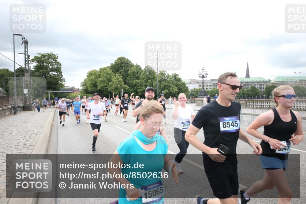29.06.2025 - hella hamburg halbmarathon Jannik Wohlers http://msf.ph/oto/8502636 29.06.2025 10:58:39 Lombardsbrücke 1751, 1839, 2057, 2621, 3231, 3373, 3966, 4312, 4577, 4648, 5016, 5211, 5400, 6167, 6301, 6599, 6638, 6969, 7288, 7910, 7957, 8489, 8544, 8545, 8547, 8631, 8932, 10105, 10548, 10814, 10995, 11292, 11768, 11786, 11834, 11918, 12389, 12636, 12637, 12759, 13089, 13095, 13260, 13571, 15065, 15068, 15099, 15624, 17702, 18051, 18549, 18558, 18601, 19150, 19174 meine-sportfotos.de