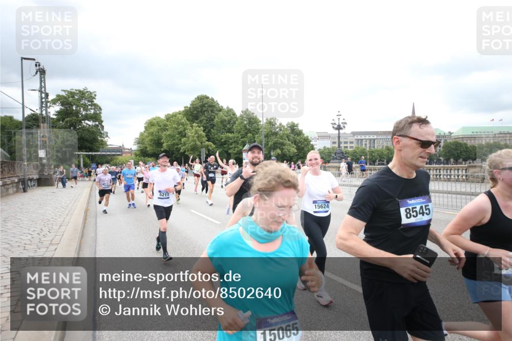 29.06.2025 - hella hamburg halbmarathon Jannik Wohlers http://msf.ph/oto/8502640 29.06.2025 10:58:39 Lombardsbrücke 1751, 1839, 2057, 2621, 3231, 3373, 3966, 4312, 4577, 4648, 5016, 5211, 5400, 6167, 6301, 6599, 6638, 6969, 7288, 7910, 7957, 8489, 8544, 8545, 8547, 8631, 8932, 10105, 10548, 10814, 10995, 11292, 11768, 11786, 11834, 11918, 12389, 12636, 12637, 12759, 13089, 13095, 13260, 13571, 15065, 15068, 15099, 15624, 17702, 18051, 18549, 18558, 18601, 19150, 19174 meine-sportfotos.de
