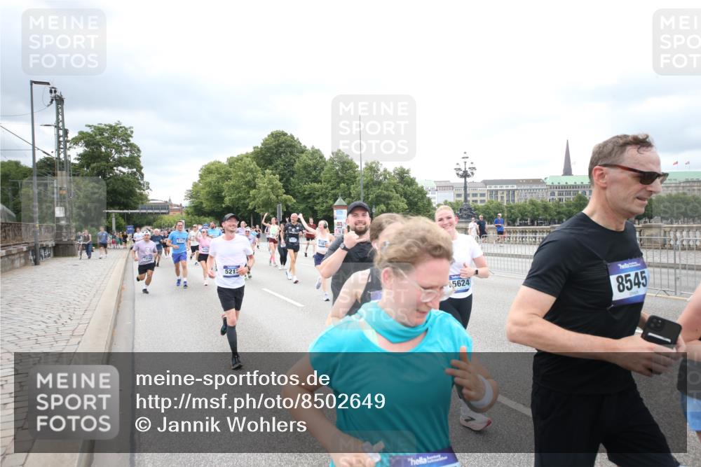 29.06.2025 - hella hamburg halbmarathon Jannik Wohlers http://msf.ph/oto/8502649 29.06.2025 10:58:39 Lombardsbrücke 1751, 1839, 2057, 2621, 3231, 3373, 3966, 4312, 4577, 4648, 5016, 5211, 5400, 6167, 6301, 6599, 6638, 6969, 7288, 7910, 7957, 8489, 8544, 8545, 8547, 8631, 8932, 10105, 10548, 10814, 10995, 11292, 11768, 11786, 11834, 11918, 12389, 12636, 12637, 12759, 13089, 13095, 13260, 13571, 15065, 15068, 15099, 15624, 17702, 18051, 18549, 18558, 18601, 19150, 19174 meine-sportfotos.de