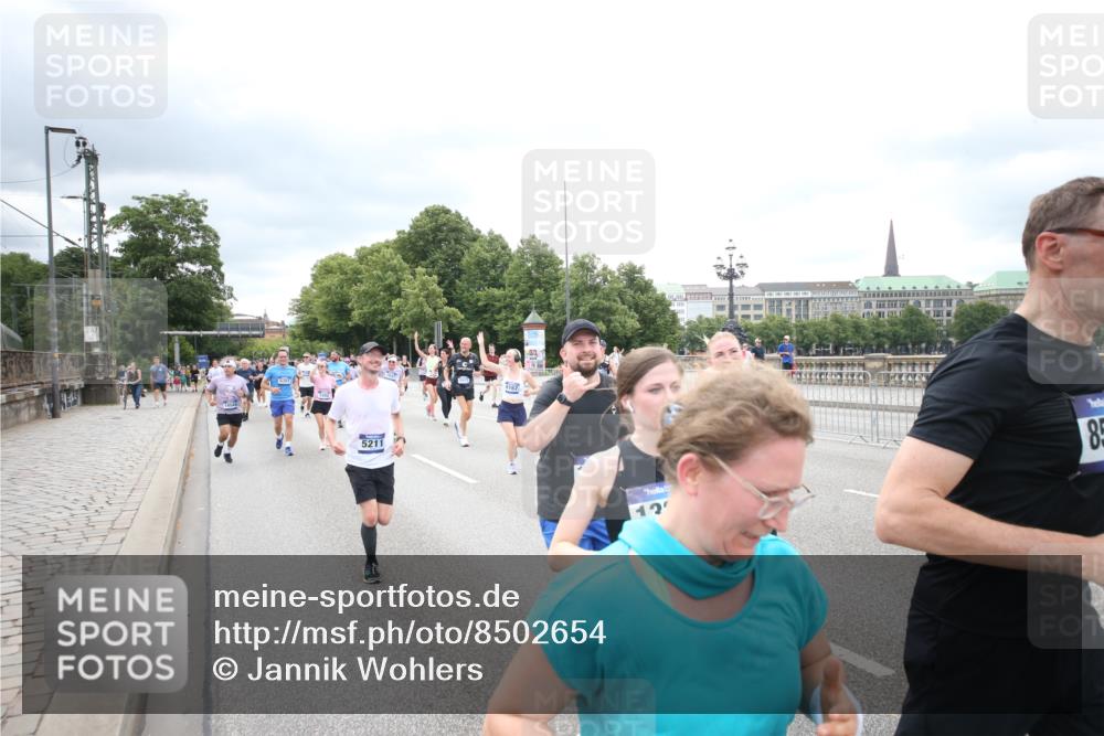29.06.2025 - hella hamburg halbmarathon Jannik Wohlers http://msf.ph/oto/8502654 29.06.2025 10:58:39 Lombardsbrücke 1751, 1839, 2057, 2621, 3231, 3373, 3966, 4312, 4577, 4648, 5016, 5211, 5400, 6167, 6301, 6599, 6638, 6969, 7288, 7910, 7957, 8489, 8544, 8545, 8547, 8631, 8932, 10105, 10548, 10814, 10995, 11292, 11768, 11786, 11834, 11918, 12389, 12636, 12637, 12759, 13089, 13095, 13260, 13571, 15065, 15068, 15099, 15624, 17702, 18051, 18549, 18558, 18601, 19150, 19174 meine-sportfotos.de
