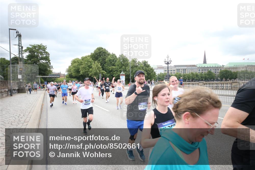 29.06.2025 - hella hamburg halbmarathon Jannik Wohlers http://msf.ph/oto/8502661 29.06.2025 10:58:39 Lombardsbrücke 1751, 1839, 2057, 2621, 3231, 3373, 3966, 4312, 4577, 4648, 5016, 5211, 5400, 6167, 6301, 6599, 6638, 6969, 7288, 7910, 7957, 8489, 8544, 8545, 8547, 8631, 8932, 10105, 10548, 10814, 10995, 11292, 11768, 11786, 11834, 11918, 12389, 12636, 12637, 12759, 13089, 13095, 13260, 13571, 15065, 15068, 15099, 15624, 17702, 18051, 18549, 18558, 18601, 19150, 19174 meine-sportfotos.de