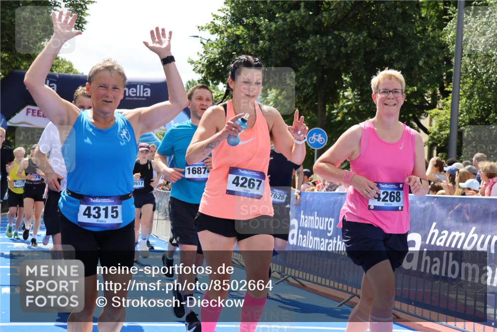 29.06.2025 - hella hamburg halbmarathon Strokosch-Dieckow http://msf.ph/oto/8502664 29.06.2025 11:35:59 Ziel 2815, 3340, 4267, 4268, 4315, 4333, 5027, 5611, 5733, 6869, 6905, 7324, 7629, 8839, 11811, 12812, 13241, 14930, 15078, 16874, 17385, 17996, 18917, 18978 meine-sportfotos.de