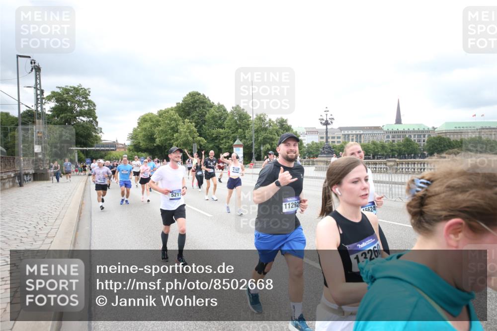 29.06.2025 - hella hamburg halbmarathon Jannik Wohlers http://msf.ph/oto/8502668 29.06.2025 10:58:39 Lombardsbrücke 1751, 1839, 2057, 2621, 3231, 3373, 3966, 4312, 4577, 4648, 5016, 5211, 5400, 6167, 6301, 6599, 6638, 6969, 7288, 7910, 7957, 8489, 8544, 8545, 8547, 8631, 8932, 10105, 10548, 10814, 10995, 11292, 11768, 11786, 11834, 11918, 12389, 12636, 12637, 12759, 13089, 13095, 13260, 13571, 15065, 15068, 15099, 15624, 17702, 18051, 18549, 18558, 18601, 19150, 19174 meine-sportfotos.de