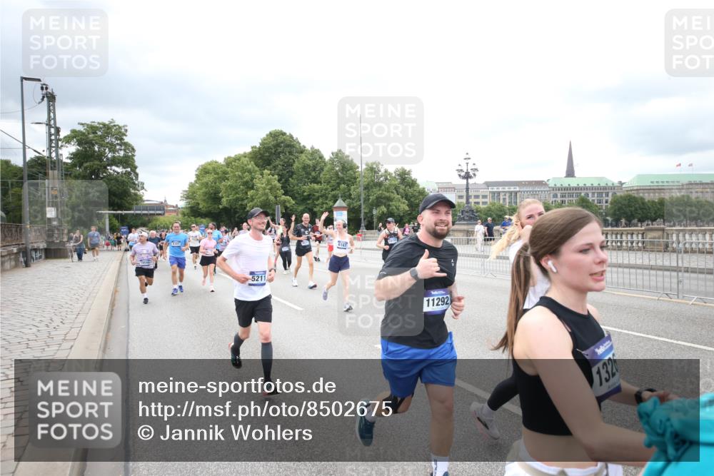 29.06.2025 - hella hamburg halbmarathon Jannik Wohlers http://msf.ph/oto/8502675 29.06.2025 10:58:40 Lombardsbrücke 1751, 1839, 2057, 2621, 3231, 3373, 3536, 3966, 4312, 4577, 4648, 5016, 5211, 5400, 6167, 6301, 6599, 6969, 7288, 7910, 8544, 8545, 8547, 8631, 8932, 10105, 10548, 10814, 10995, 11292, 11768, 11786, 11834, 11918, 12389, 12636, 12637, 12759, 13089, 13095, 13260, 13571, 15065, 15068, 15099, 15624, 17702, 18051, 18549, 18558, 18601, 19150, 19174 meine-sportfotos.de