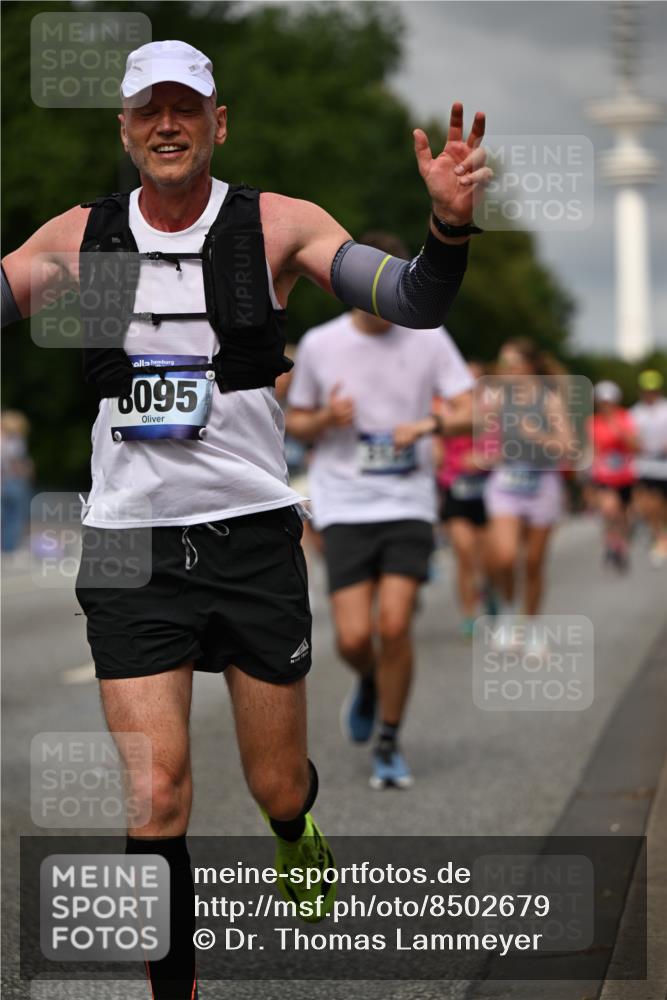 29.06.2025 - hella hamburg halbmarathon Dr. Thomas Lammeyer http://msf.ph/oto/8502679 29.06.2025 10:25:43 Kennedybrücke 1072, 1191, 1250, 1401, 2271, 2315, 2353, 2635, 2956, 3122, 3606, 3770, 3817, 4697, 4786, 5061, 5122, 5373, 5395, 5493, 5759, 5957, 6086, 7075, 7228, 7522, 7553, 7781, 8095, 8286, 9108, 9369, 9499, 9532, 9624, 10019, 10125, 10374, 10874, 11117 meine-sportfotos.de