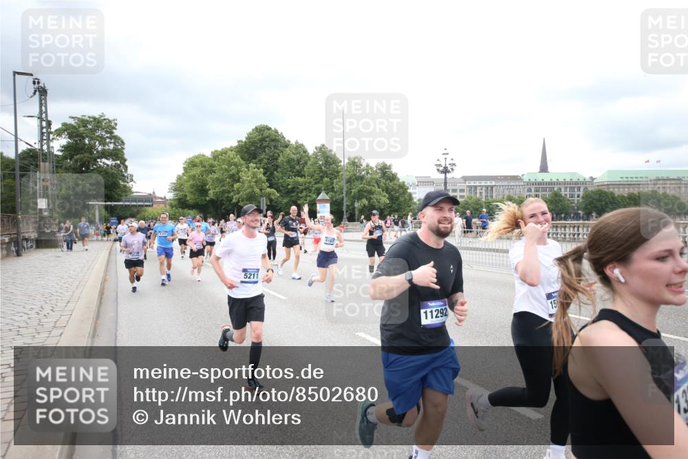 29.06.2025 - hella hamburg halbmarathon Jannik Wohlers http://msf.ph/oto/8502680 29.06.2025 10:58:40 Lombardsbrücke 1751, 1839, 2057, 2621, 3231, 3373, 3536, 3966, 4312, 4577, 4648, 5016, 5211, 5400, 6167, 6301, 6599, 6969, 7288, 7910, 8544, 8545, 8547, 8631, 8932, 10105, 10548, 10814, 10995, 11292, 11768, 11786, 11834, 11918, 12389, 12636, 12637, 12759, 13089, 13095, 13260, 13571, 15065, 15068, 15099, 15624, 17702, 18051, 18549, 18558, 18601, 19150, 19174 meine-sportfotos.de