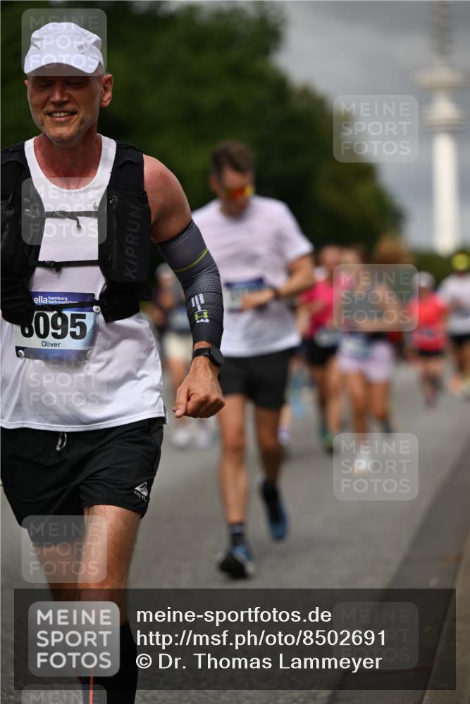 29.06.2025 - hella hamburg halbmarathon Dr. Thomas Lammeyer http://msf.ph/oto/8502691 29.06.2025 10:25:43 Kennedybrücke 1072, 1191, 1250, 1401, 2271, 2315, 2353, 2635, 2956, 3122, 3606, 3770, 3817, 4697, 4786, 5061, 5122, 5373, 5395, 5493, 5759, 5957, 6086, 7075, 7228, 7522, 7553, 7781, 8095, 8286, 9108, 9369, 9499, 9532, 9624, 10019, 10125, 10374, 10874, 11117 meine-sportfotos.de