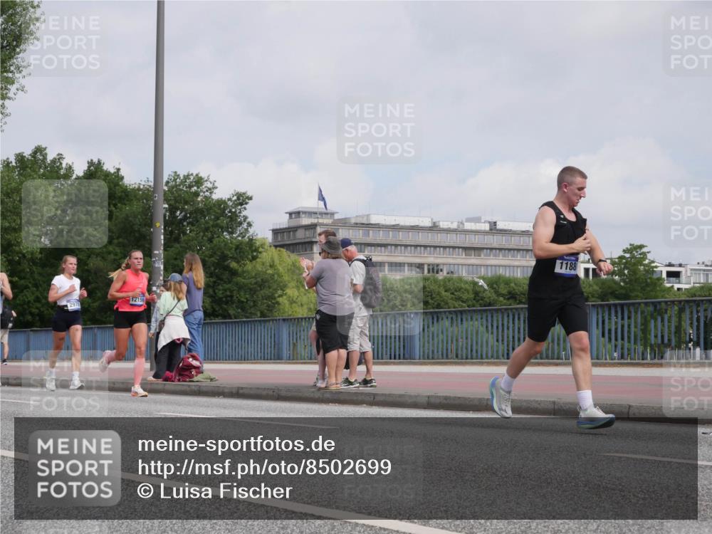 29.06.2025 - hella hamburg halbmarathon Luisa Fischer http://msf.ph/oto/8502699 29.06.2025 10:11:44 Kennedybrücke 12156, 2978, 1188, 1147, 1188, 2978, 5885, 6590, 6674, 7348, 7453, 9457, 9718, 10857 meine-sportfotos.de