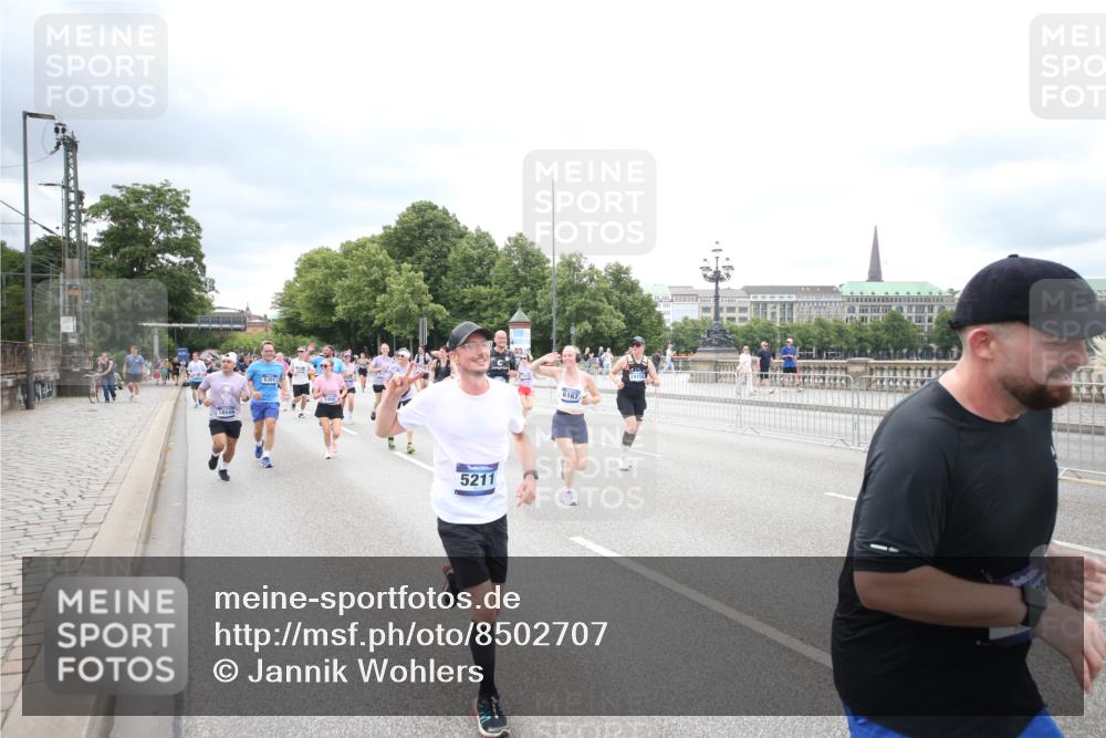 29.06.2025 - hella hamburg halbmarathon Jannik Wohlers http://msf.ph/oto/8502707 29.06.2025 10:58:40 Lombardsbrücke 1751, 1839, 2057, 2621, 3231, 3373, 3536, 3966, 4312, 4577, 4648, 5016, 5211, 5400, 6167, 6301, 6599, 6969, 7288, 7910, 8544, 8545, 8547, 8631, 8932, 10105, 10548, 10814, 10995, 11292, 11768, 11786, 11834, 11918, 12389, 12636, 12637, 12759, 13089, 13095, 13260, 13571, 15065, 15068, 15099, 15624, 17702, 18051, 18549, 18558, 18601, 19150, 19174 meine-sportfotos.de