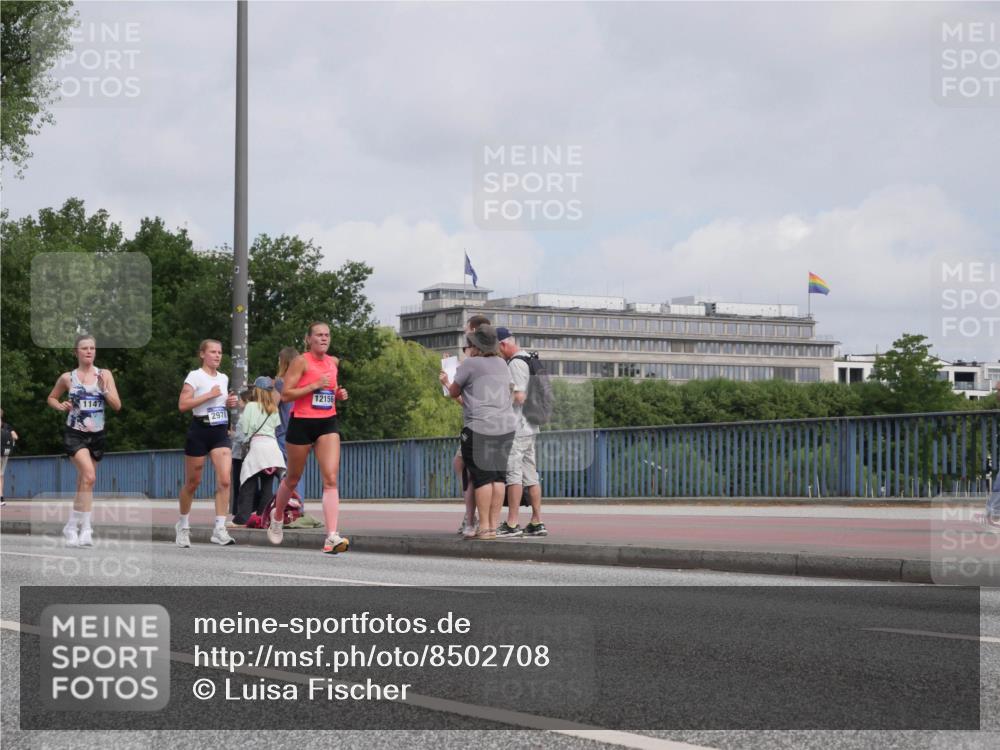29.06.2025 - hella hamburg halbmarathon Luisa Fischer http://msf.ph/oto/8502708 29.06.2025 10:11:45 Kennedybrücke 1147, 12156, 2978, 1147, 1188, 2978, 5885, 6590, 6674, 7348, 7453, 9457, 9718, 9823, 10857 meine-sportfotos.de