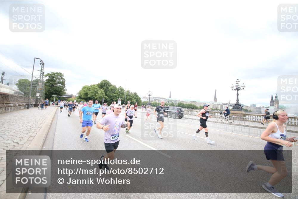 29.06.2025 - hella hamburg halbmarathon Jannik Wohlers http://msf.ph/oto/8502712 29.06.2025 10:58:42 Lombardsbrücke 1751, 1839, 2057, 2621, 2861, 3035, 3231, 3373, 3536, 3966, 4312, 4577, 4648, 5016, 5211, 5400, 5646, 6167, 6301, 6599, 6969, 7288, 7910, 8544, 8545, 8547, 8631, 8748, 8750, 8932, 9179, 10105, 10548, 10807, 10814, 10995, 11292, 11768, 11786, 11834, 11918, 12636, 12637, 12759, 13260, 15065, 15068, 15099, 15624, 17702, 18051, 18549, 18558, 18601, 19150, 19174 meine-sportfotos.de