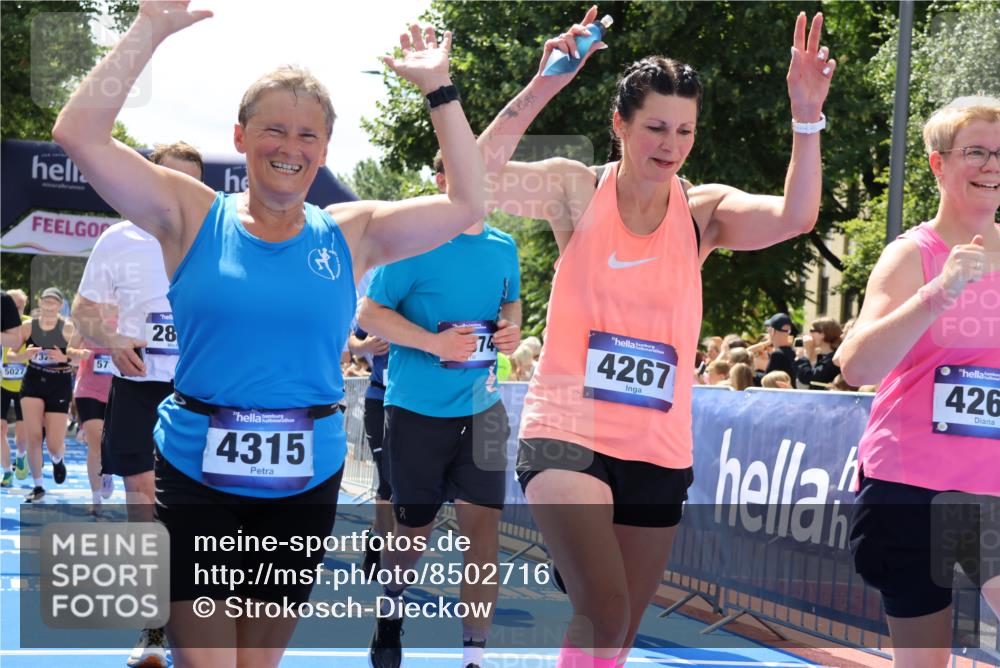 29.06.2025 - hella hamburg halbmarathon Strokosch-Dieckow http://msf.ph/oto/8502716 29.06.2025 11:36:00 Ziel 2815, 3340, 4267, 4268, 4315, 5027, 5611, 5733, 6854, 6869, 6905, 7324, 7629, 8839, 11699, 11811, 12812, 13241, 14930, 15078, 16874, 17385, 17996, 18917, 18978 meine-sportfotos.de