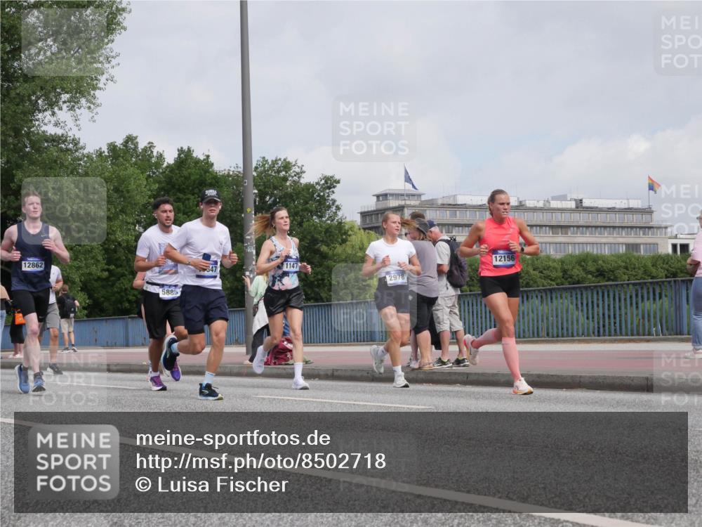 29.06.2025 - hella hamburg halbmarathon Luisa Fischer http://msf.ph/oto/8502718 29.06.2025 10:11:46 Kennedybrücke 12862, 5885, 347, 1147, 2978, 12156, 1147, 1188, 2978, 5885, 6674, 7198, 7348, 9457, 9718, 9823, 10857 meine-sportfotos.de