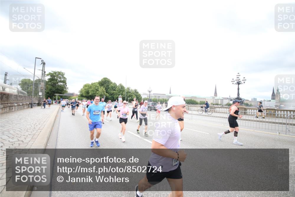 29.06.2025 - hella hamburg halbmarathon Jannik Wohlers http://msf.ph/oto/8502724 29.06.2025 10:58:43 Lombardsbrücke 1751, 1839, 2057, 2621, 2667, 2861, 3035, 3231, 3373, 3449, 3536, 3966, 4312, 4577, 4648, 5016, 5211, 5400, 5646, 6167, 6301, 6599, 6969, 7288, 7379, 7910, 8544, 8545, 8547, 8631, 8748, 8750, 8932, 9179, 10105, 10548, 10807, 10814, 10995, 11292, 11630, 11768, 11786, 11834, 11918, 12636, 12637, 12759, 13260, 15065, 15068, 15099, 15624, 17702, 18549, 18558, 18601, 19150, 19174 meine-sportfotos.de