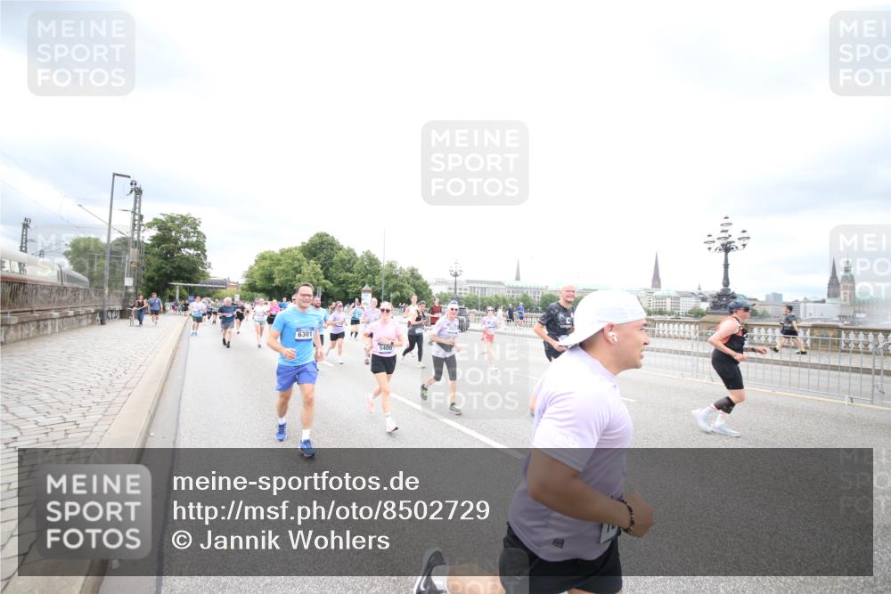 29.06.2025 - hella hamburg halbmarathon Jannik Wohlers http://msf.ph/oto/8502729 29.06.2025 10:58:43 Lombardsbrücke 1751, 1839, 2057, 2621, 2667, 2861, 3035, 3231, 3373, 3449, 3536, 3966, 4312, 4577, 4648, 5016, 5211, 5400, 5646, 6167, 6301, 6599, 6969, 7288, 7379, 7910, 8544, 8545, 8547, 8631, 8748, 8750, 8932, 9179, 10105, 10548, 10807, 10814, 10995, 11292, 11630, 11768, 11786, 11834, 11918, 12636, 12637, 12759, 13260, 15065, 15068, 15099, 15624, 17702, 18549, 18558, 18601, 19150, 19174 meine-sportfotos.de