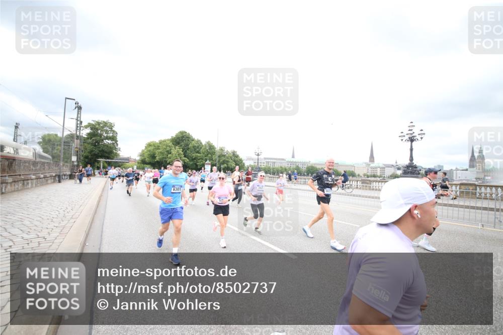 29.06.2025 - hella hamburg halbmarathon Jannik Wohlers http://msf.ph/oto/8502737 29.06.2025 10:58:43 Lombardsbrücke 1751, 1839, 2057, 2621, 2667, 2861, 3035, 3231, 3373, 3449, 3536, 3966, 4312, 4577, 4648, 5016, 5211, 5400, 5646, 6167, 6301, 6599, 6969, 7288, 7379, 7910, 8544, 8545, 8547, 8631, 8748, 8750, 8932, 9179, 10105, 10548, 10807, 10814, 10995, 11292, 11630, 11768, 11786, 11834, 11918, 12636, 12637, 12759, 13260, 15065, 15068, 15099, 15624, 17702, 18549, 18558, 18601, 19150, 19174 meine-sportfotos.de