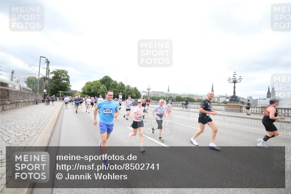 29.06.2025 - hella hamburg halbmarathon Jannik Wohlers http://msf.ph/oto/8502741 29.06.2025 10:58:43 Lombardsbrücke 1751, 1839, 2057, 2621, 2667, 2861, 3035, 3231, 3373, 3449, 3536, 3966, 4312, 4577, 4648, 5016, 5211, 5400, 5646, 6167, 6301, 6599, 6969, 7288, 7379, 7910, 8544, 8545, 8547, 8631, 8748, 8750, 8932, 9179, 10105, 10548, 10807, 10814, 10995, 11292, 11630, 11768, 11786, 11834, 11918, 12636, 12637, 12759, 13260, 15065, 15068, 15099, 15624, 17702, 18549, 18558, 18601, 19150, 19174 meine-sportfotos.de
