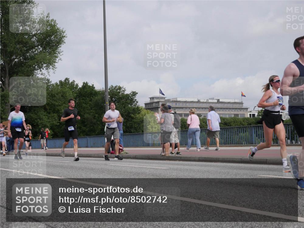 29.06.2025 - hella hamburg halbmarathon Luisa Fischer http://msf.ph/oto/8502742 29.06.2025 10:11:49 Kennedybrücke 3270, 667, 971, 1147, 2427, 2978, 4859, 5885, 6674, 7198, 9718, 9823, 10092, 10857 meine-sportfotos.de